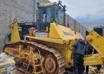 Inspección de bulldozer Komatsu en taller