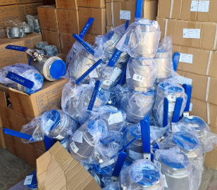 Stock de válvulas en bodega