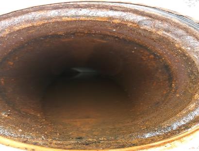 Cañería contaminada — antes de limpieza química