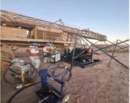 Técnicos RC en faena — equipo flushing conveyor belt