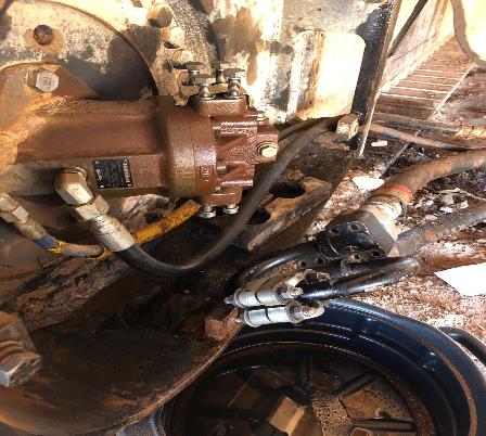 Motor hidráulico instalado en maquinaria pesada