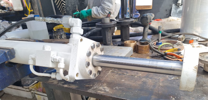 Reparación cilindro hidráulico en banco de taller