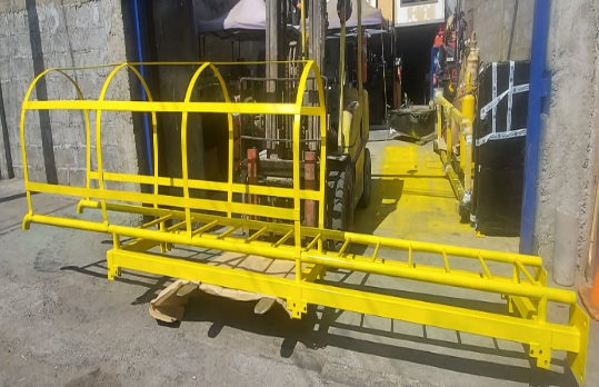 Estructura metálica tipo pasarela — pintura amarilla
