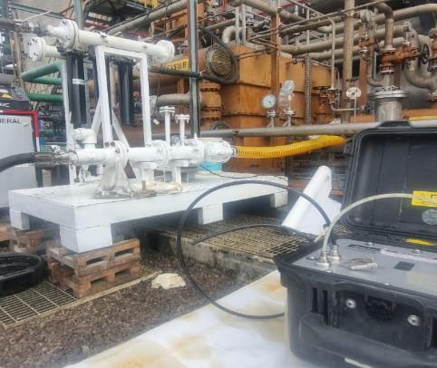 Equipo de flushing en planta industrial