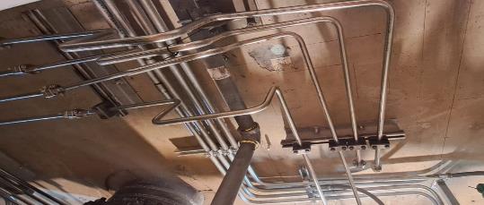 Instalación de tuberías inoxidables — interior de máquina