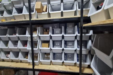 Bodega de componentes clasificados — almacén RC