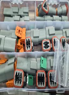 Conectores eléctricos DT — stock clasificado