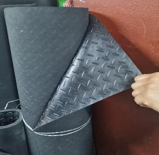 Plancha gomada tipo diamante — material industrial