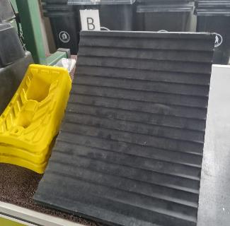 Baldosa de goma estriada — material industrial